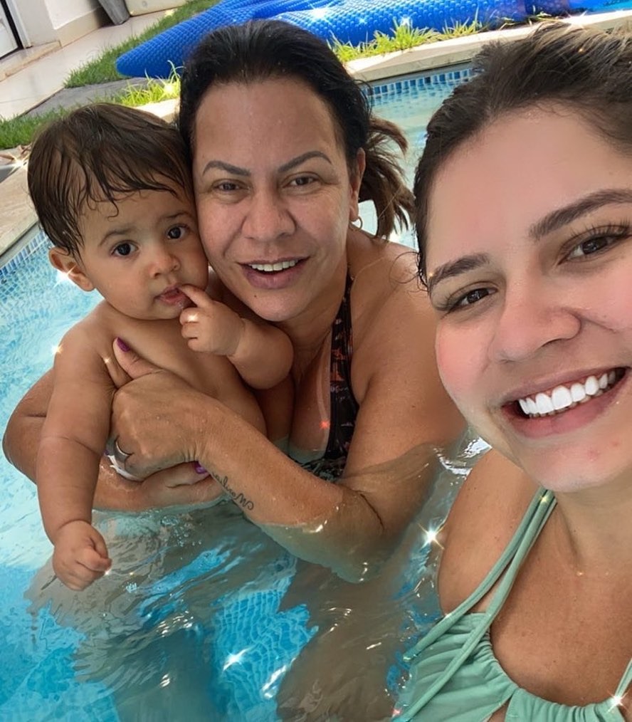 A famosa cantora sertaneja, Marília Mendonça ao lado de seu filho Léo e sua mãe, Ruth Dias (Foto: Reprodução)