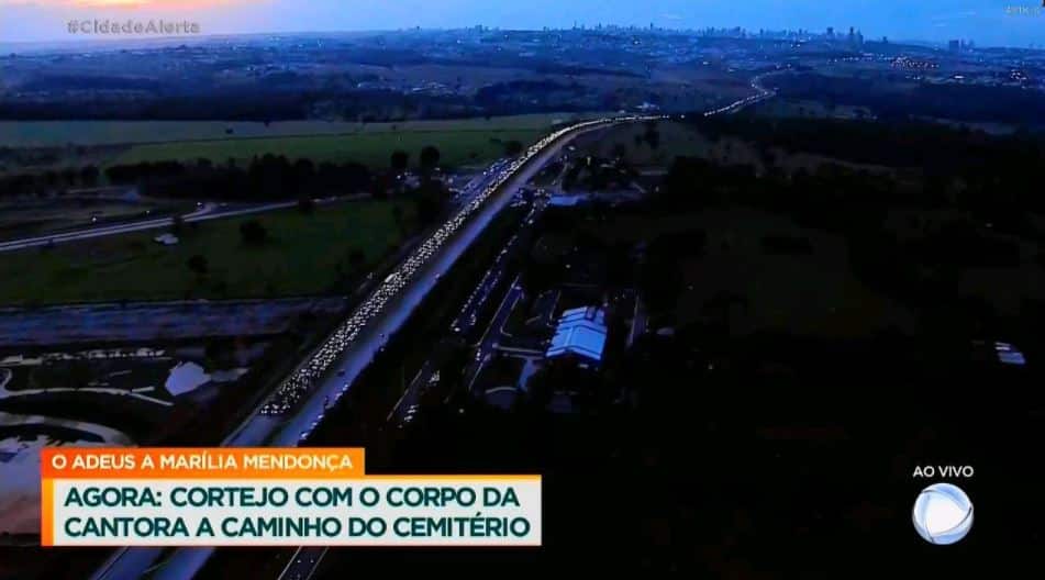 Multidão acompanha cortejo (Foto: Reprodução)