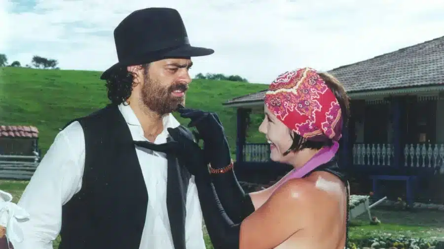 O casal Julião Petruchio (Eduardo Moscovis) e Catarina Batista (Adriana Esteves) de O Cravo e a Rosa fazem a Globo bater recorde de audiência (Foto: Reprodução)