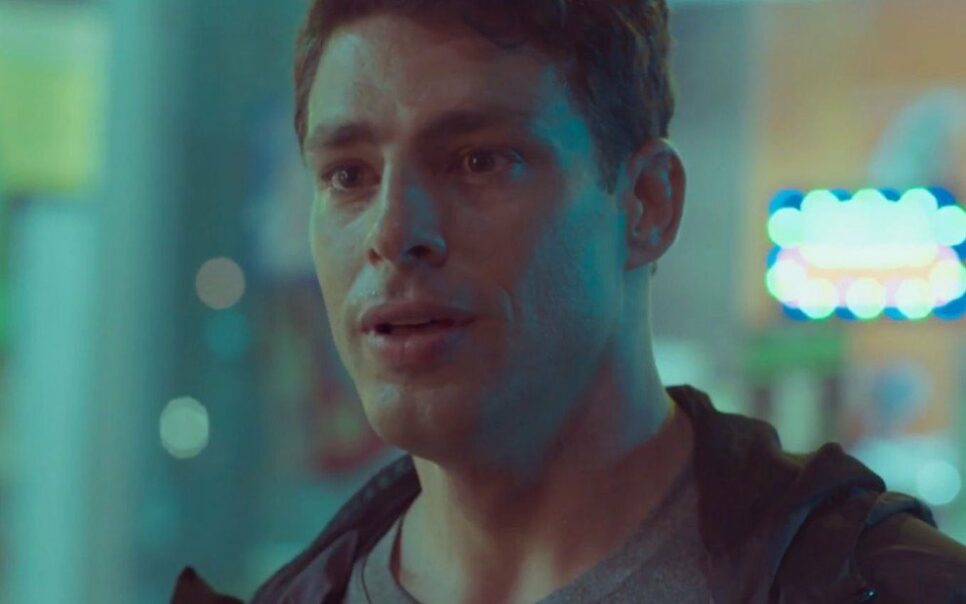 Um Lugar ao Sol: Christian toma todas com Renato e esquece de Ravi e Lara (Foto: Reprodução)