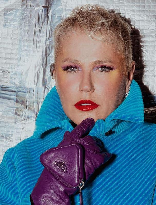 Xuxa é massacrada na web ao surgir com acessório feito de couro (Foto: Reprodução)