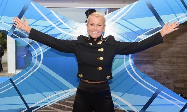 Xuxa é massacrada na web ao surgir com acessório feito de couro (Foto: Reprodução)