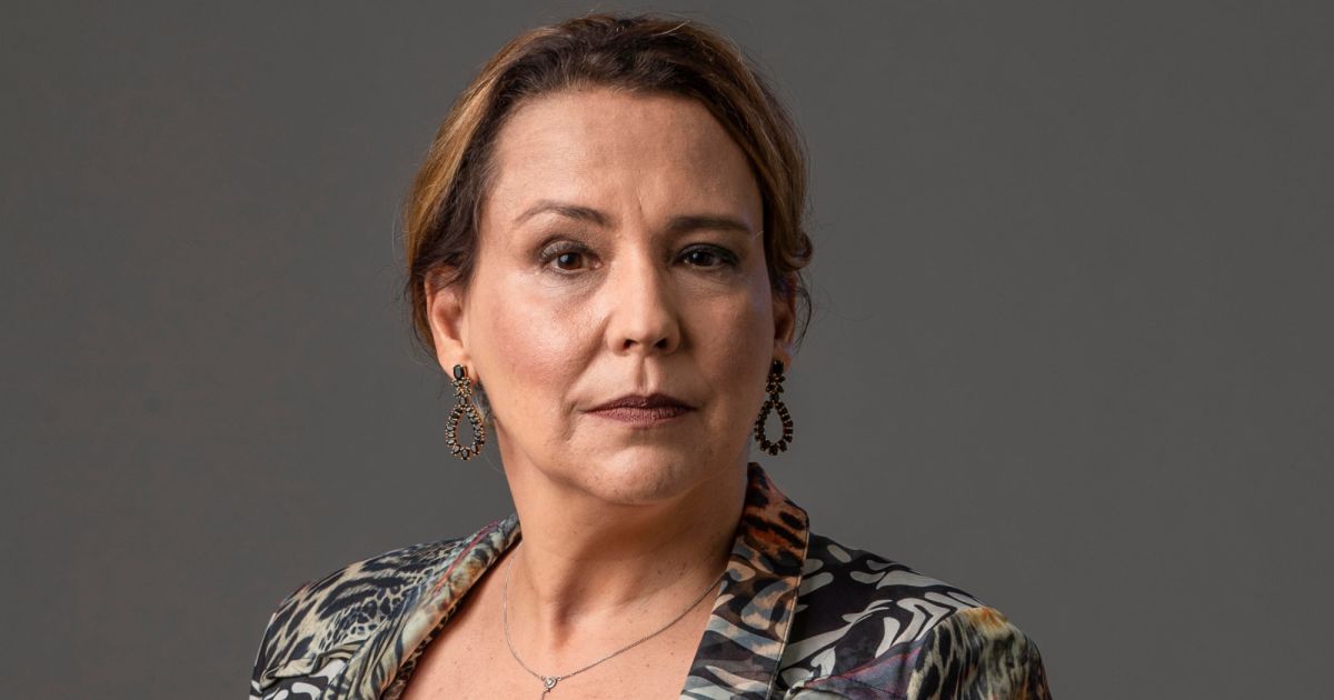 Elenice (Ana Beatriz Nogueira) em Um Lugar ao Sol (Reprodução/TV Globo).