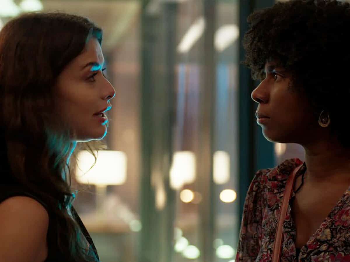 Bárbara (Alinne Moraes) e Janine (Indira Nascimento) em Um Lugar ao Sol (Reprodução/TV Globo).