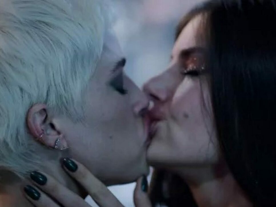 Giovanna (Agatha Moreira) e Angel (Camila Queiroz) em Verdades Secretas 2 (Reprodução/Globo)