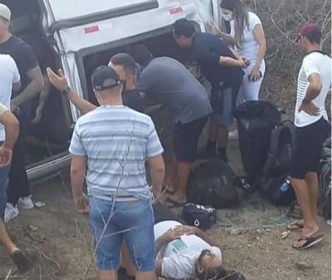 Van que transportava a banda de Gusttavo Lima capota na Paraíba (Foto: Reprodução)