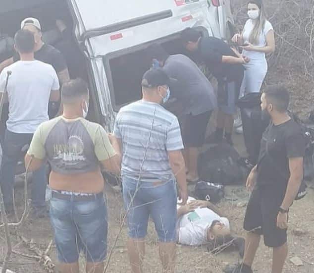 Van que transportava a banda de Gusttavo Lima capota na Paraíba (Foto: Reprodução)