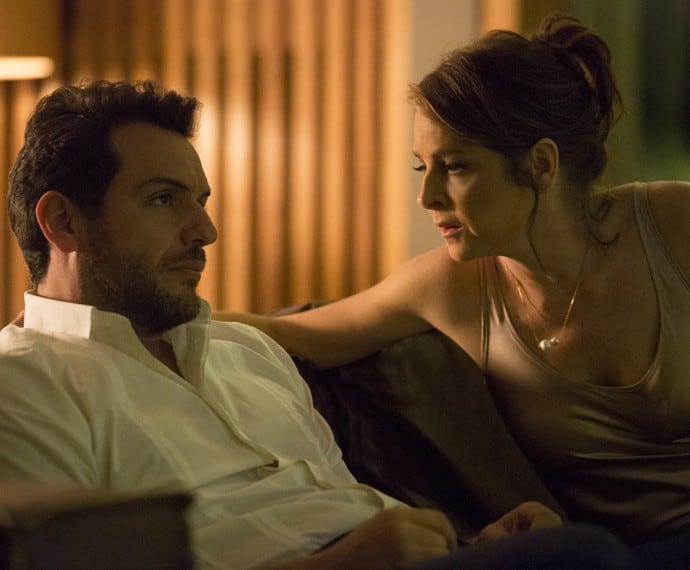 Alex maltrata Carolina em Verdades Secretas (Foto: Reprodução)