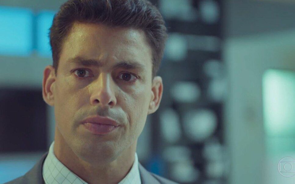 Um Lugar ao Sol: Christian tenta assassinar Túlio com remédio batizado (Reprodução/Globo)