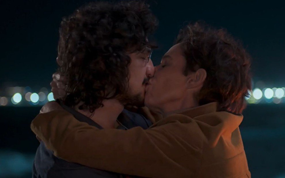 Felipe (Gabriel Leone) e Rebeca (Andrea Beltrão) em Um Lugar ao Sol (Reprodução/Globo)