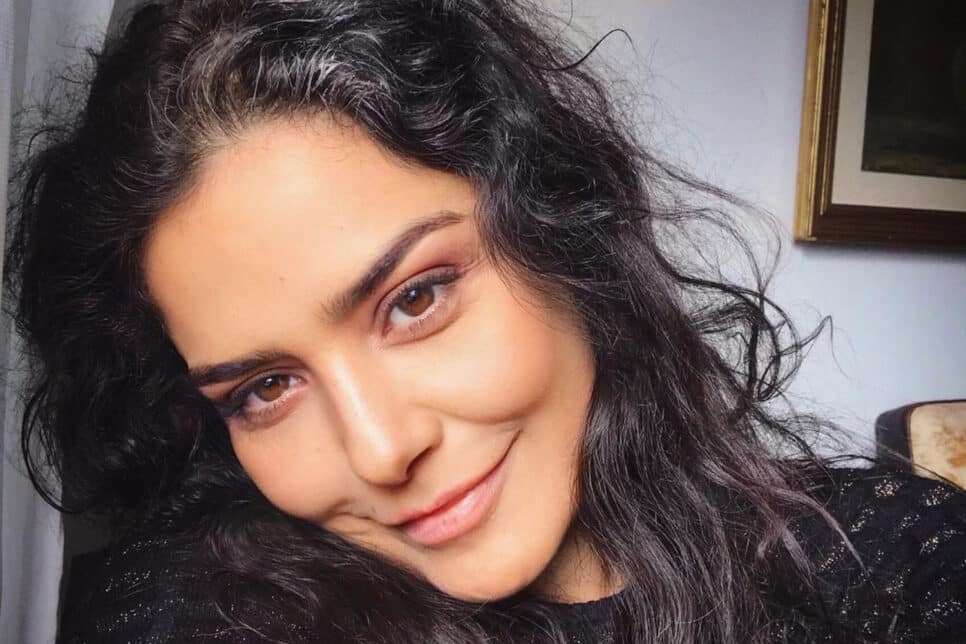 Letícia Sabatella aparece chorando e revela rosto distorcido (Foto: Reprodução)