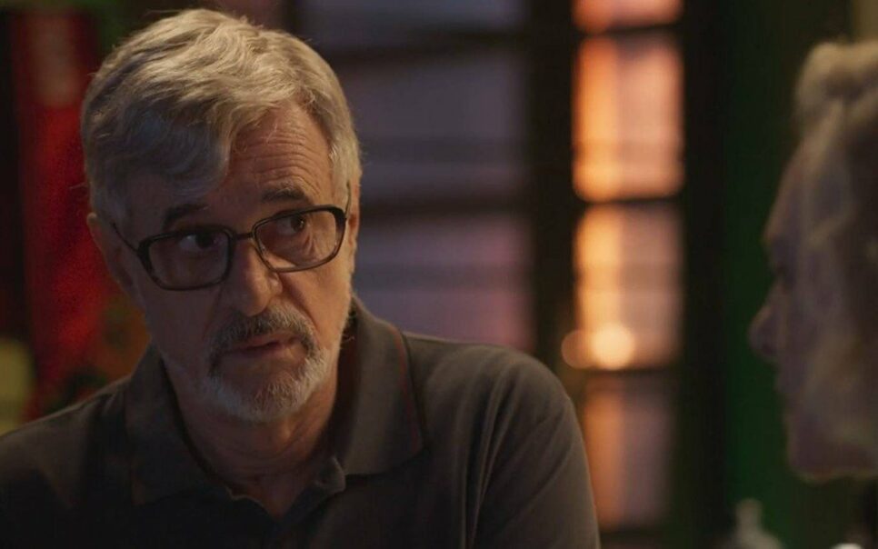 Quanto Mais Vida, Melhor: Osvaldo toma coragem e dá beijaço em Nedda (Foto: Reprodução)