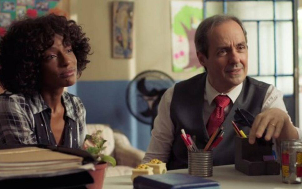 Um Lugar ao Sol: Desconfiada, Avany avisa Ravi sobre visita de Túlio ao orfanato (Reprodução/Globo)