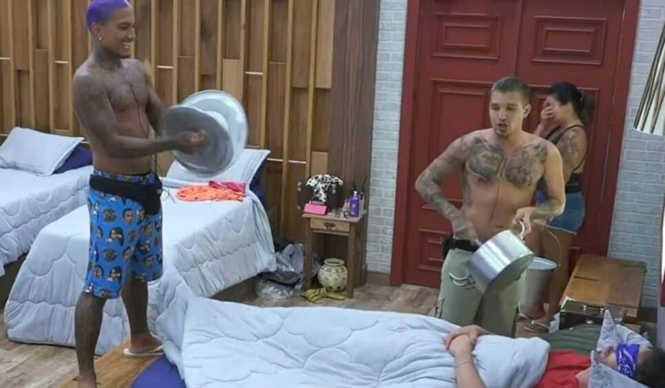 A Fazenda: Peões se vingam e fazem panelaço para infernizar Rico (Reprodução/PlayPlus)
