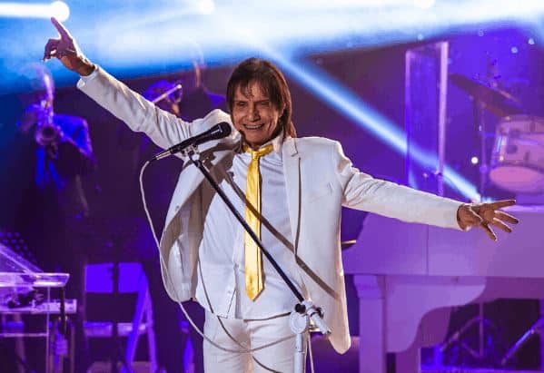 O famoso cantor, Roberto Carlos fez todos chorarem durante gravação de especial na Globo (Foto: Reprodução)