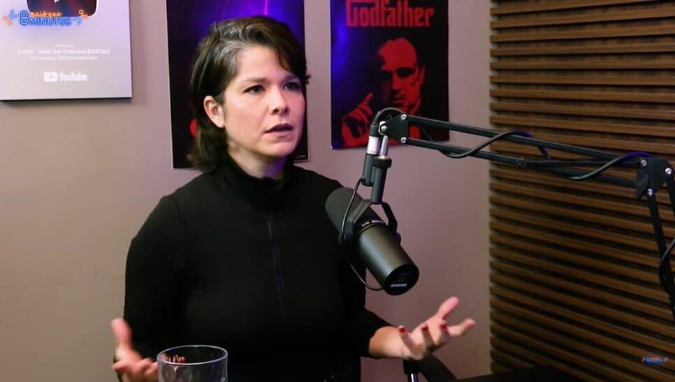 Samara Felippo durante entrevista (Foto: Reprodução)