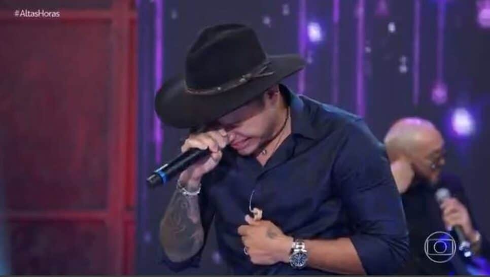 Tierry se emociona ao cantar Marília Mendonça e pede ajuda para cantar (Foto: Reprodução)