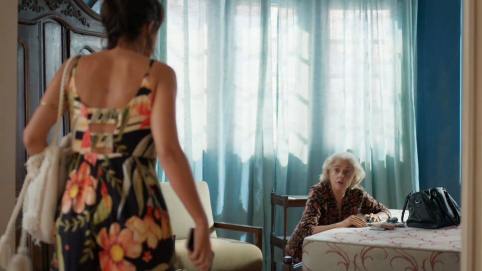 Em 'Um Lugar ao Sol', Noca (Marieta Severo) é flagrada pegando o dinheiro de Napoleão (Rui Rezende)