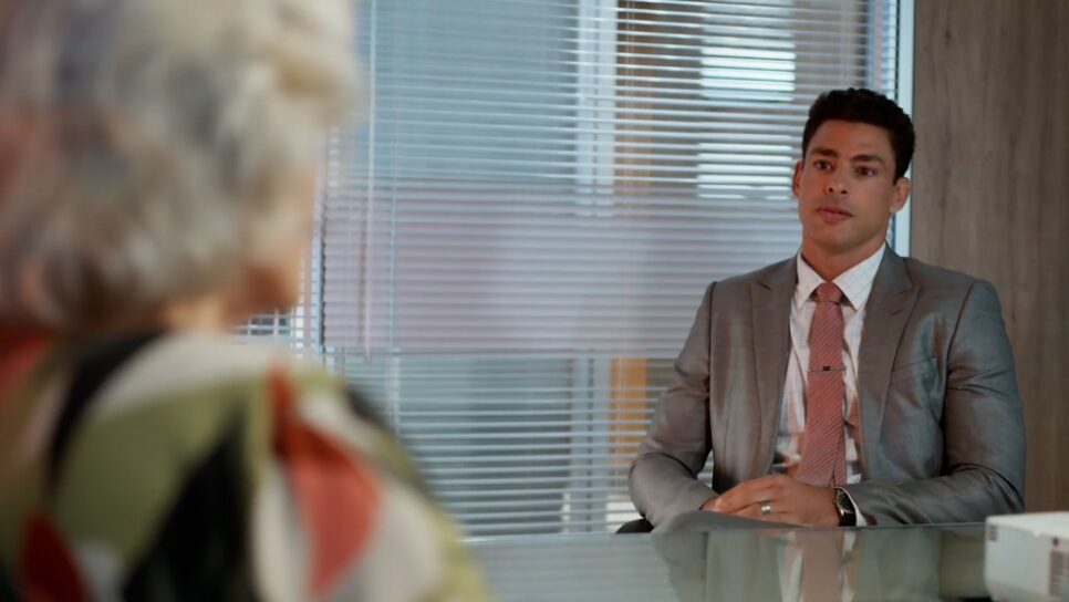 Christian (Cauã Reymond) e Noca (Marieta Severo) em Um Lugar ao Sol (Reprodução/TV Globo).