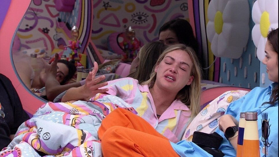 BBB22: Bárbara cai no choro após brother criticarem sua alimentação e explode (Reprodução/Globo)