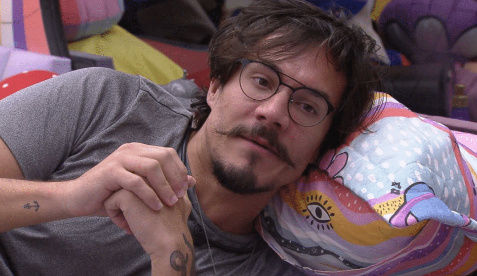 Eli joga bomba entre meninos no BBB22 e espera que eles entrem em guerra declarada (Reprodução)