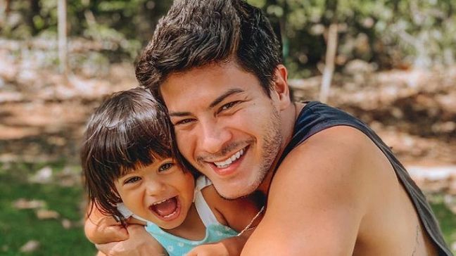 Arthur Aguiar faz vídeo com a filha e conquista fãs (Foto: Reprodução)