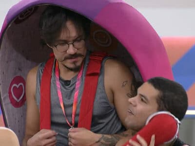 Imagem do post BBB 22: Agarrando Vyni, Eliezer força beijo