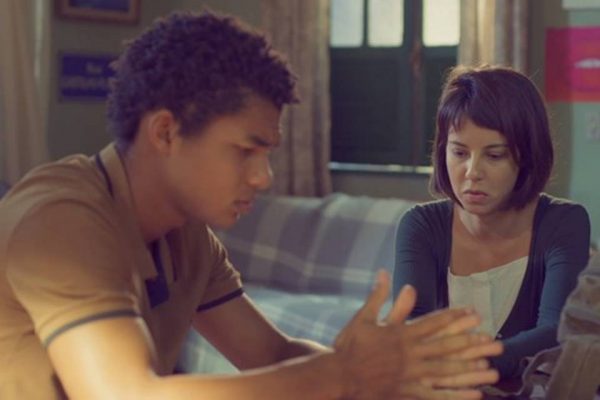 Lara tem conversa sincera com Ravi na trama das nove da Globo (Foto: Reprodução)