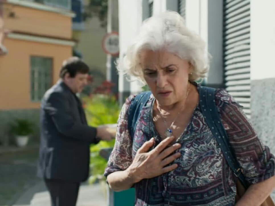 Um Lugar ao Sol: Noca finalmente descobre quem Thaiane é, fica pasma e passa mal (Foto: Reprodução/TV Globo)