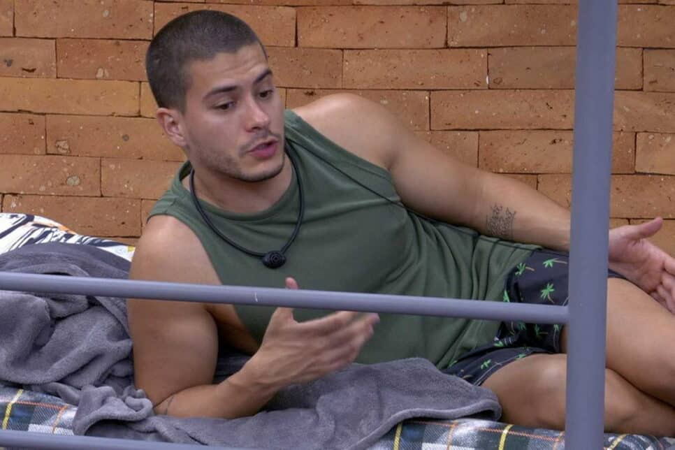 BBB22: Arthur Aguiar é flagrado perfumando as partes íntimas (Foto: Reprodução)