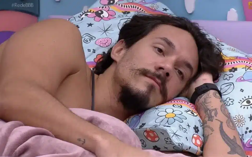 BBB22: Eliezer entra em desespero, conta tudo para Lucas e pede segredo (Reprodução/Globo)