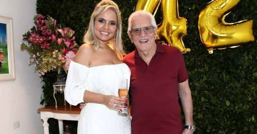 O famoso apresentador de A Praça É Nossa do SBT, Carlos Alberto de Nóbrega ao lado de sua esposa, Renata Domingues (Foto: Reprodução)