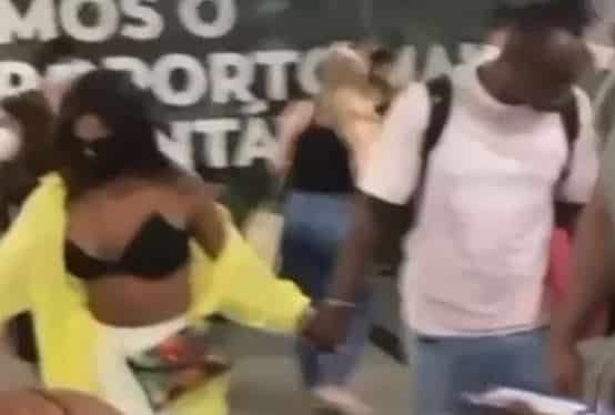 Carol Peixinho e Thiaguinho são flagrados em momento íntimo (Foto: Reprodução)