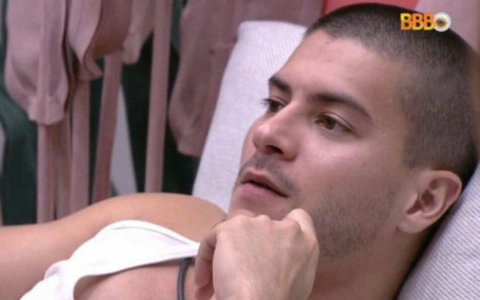 BBB 22: Arthur fica sem graça após Naiara cantar música sobre traição