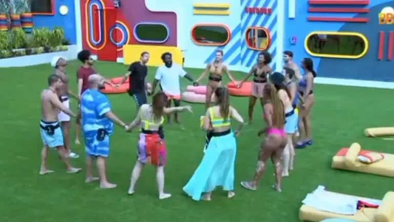 BBB 22: Brothers fazem roda de oração e cantam louvor no jardim da casa