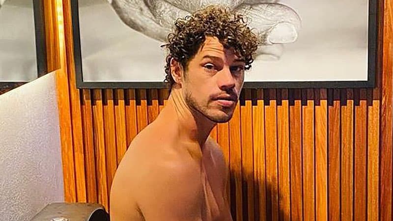 José Loreto entrega, mostra parte íntima em foto e assume relação (Foto: Reprodução