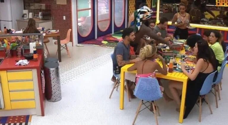 BBB 22: Naiara Azevedo é excluída na hora do almoço após cozinhar para todos sozinha