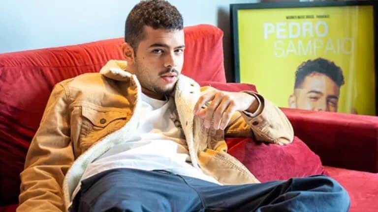 Pedro Sampaio choca fãs ao aparecer totalmente nu em foto ousada