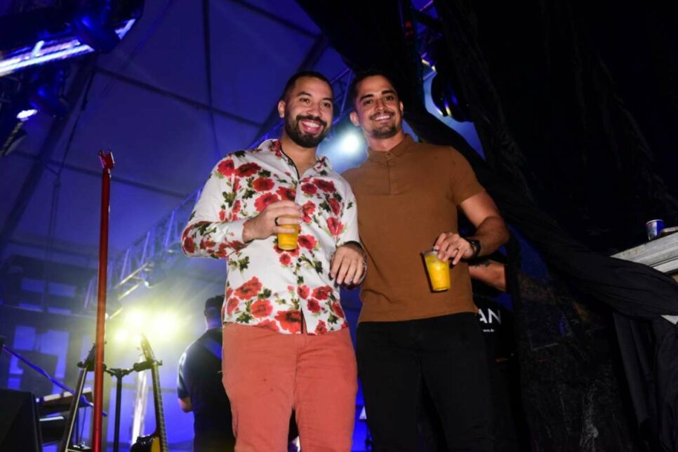 Gil do Vigor curte show ao lado de advogado (Foto: Reprodução)