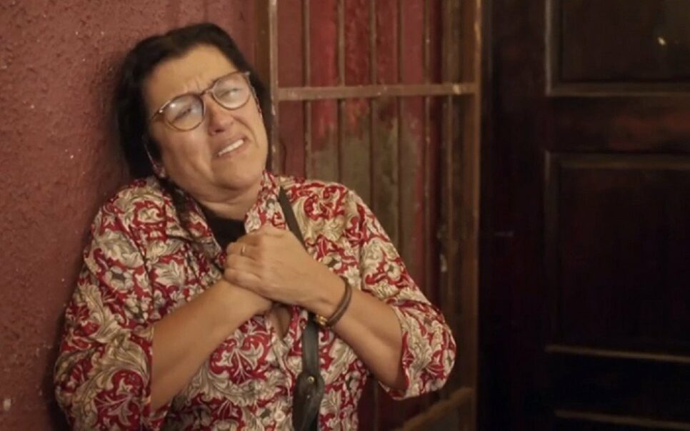 Apresentadora da Record se rebela, detona Regina Casé e arranca máscara da atriz (Reprodução)