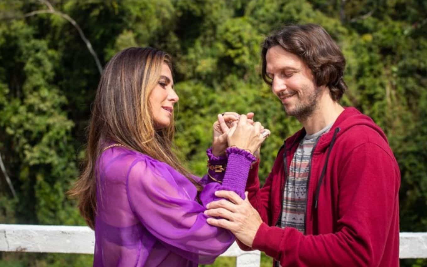 Paula faz loucura e pede Neném em casamento na trama da Globo (Foto: Reprodução/Globo)