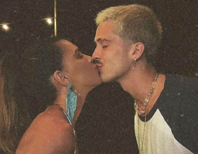 Mariana Rios beija João Guilherme (Foto: Reprodução/Instagram)