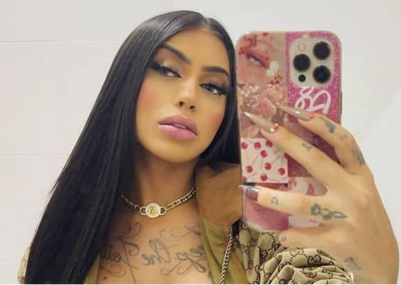 MC Mirella aparece aos prantos após furto em viagem pela Europa