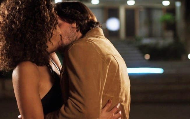 Guilherme flagra Rose e Neném se beijando na trama das sete da Globo e perde a cabeça (Foto: Reprodução)