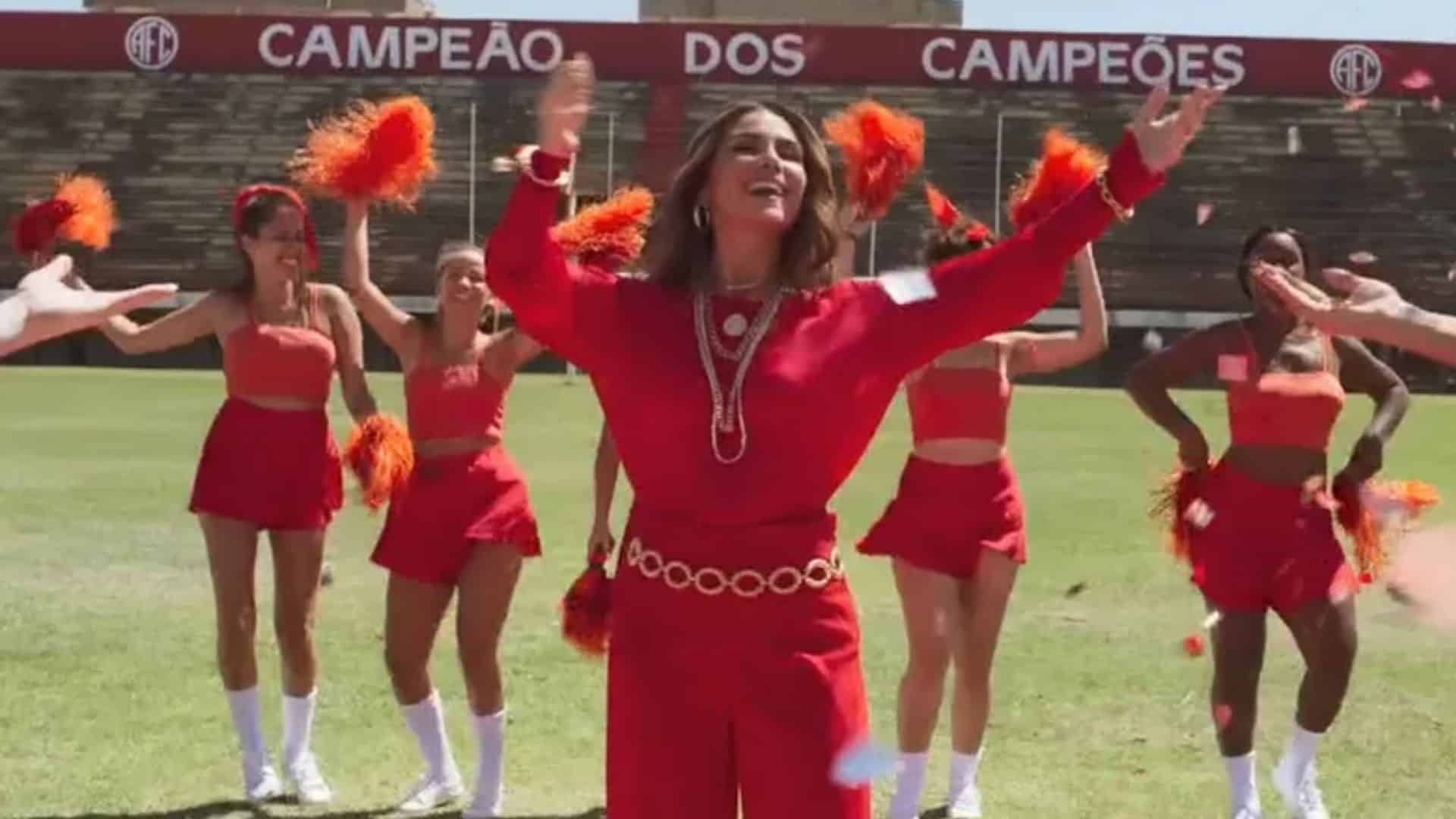 Paula faz Neném passar por vexame em campo de futebol na trama da Globo (Foto: Reprodução)