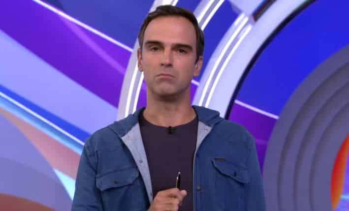 BBB22: Tadeu Schmidt comete gafe ao vivo e leva bronca de Boninho (Reprodução)
