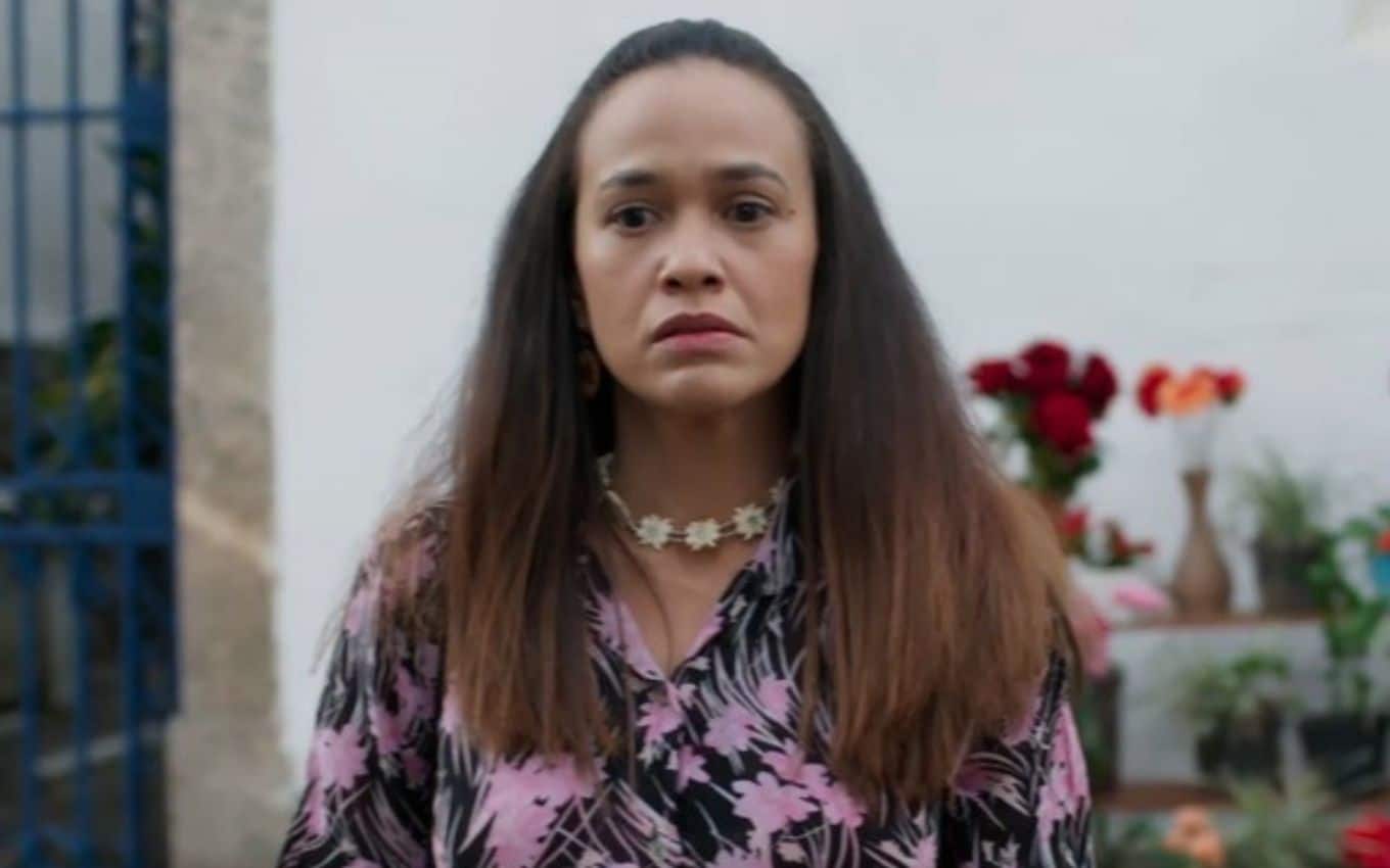 Thaiane sofre racismo na trama das nove da Globo e fica triste (Foto: Reprodução)