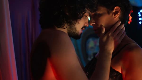Rebeca (Andrea Beltrão) e Felipe (Gabriel Leone) em Um Lugar ao Sol (Reprodução/TV Globo).