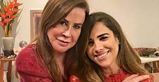 A famosa cantora e filha de Zezé, Wanessa ao lado de sua mãe (Foto: Reprodução)