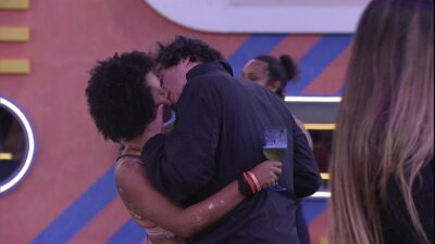 Imagem do post BBB22: Natália e Eliezer trocam beijos e sister pede posição sexual